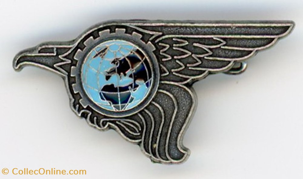 militaria medailles insignes insigne aviation base aerienne 107 villacoublay