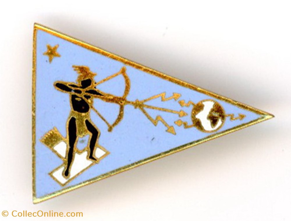 Insigne Aviation - Escadron de guerre électronique 30/813 - Fribourg (Allemagne) militaria medailles insignes insigne aviation escadron de guerre electronique 30 813 fribourg allemagne
