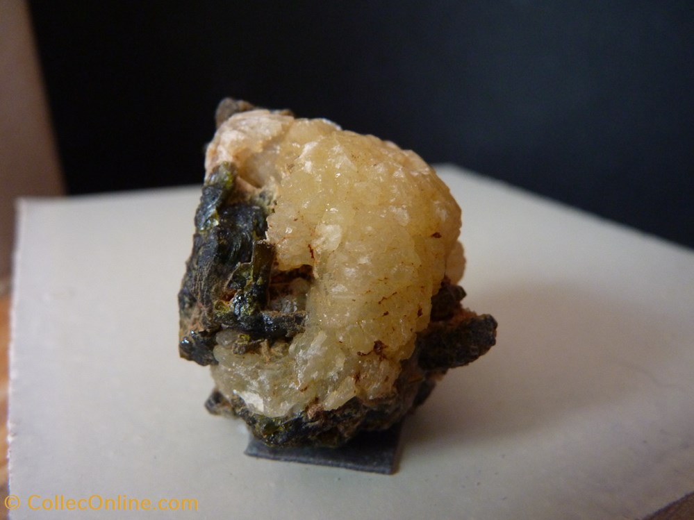 Stellerite sur Epidote, Mali, Bangoudou 3 mineraux meteorites stellerite sur epidote mali bangoudou