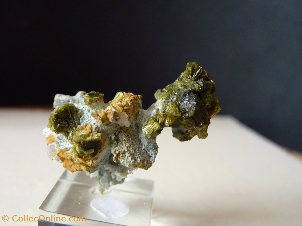 Epidote sur Quartz, Maroc, Imilchil mineraux meteorites epidote sur quartz maroc imilchil