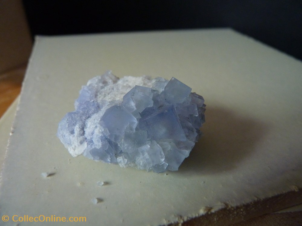 mineraux meteorites fluorite fluorine bleue sur quartz france versilhac
