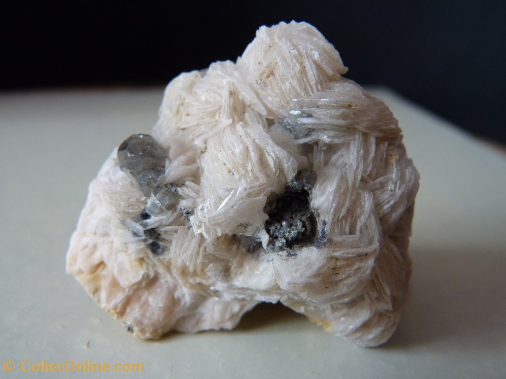 mineraux meteorites cerusite sur barytine et galene maroc mibladen