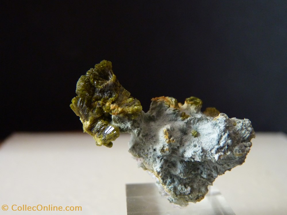 Epidote sur Quartz, Maroc, Imilchil 2 mineraux meteorites epidote sur quartz maroc imilchil