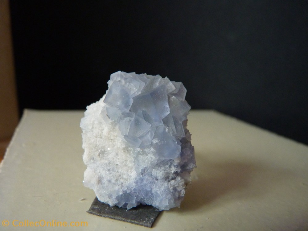 mineraux meteorites fluorite fluorine bleue sur quartz france versilhac