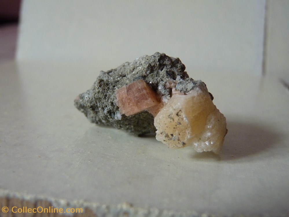 Stilbite et Chabasite, Maroc, Imilchil mineraux meteorites ca stilbite et chabasite maroc imilchil