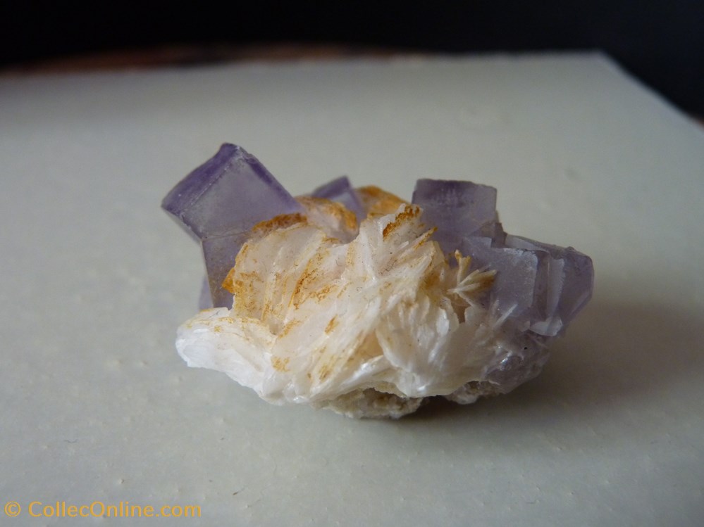 Fluorine violette sur Barytine, Maroc, Touissit 2 mineraux meteorites fluorine violette sur barytine maroc touissit
