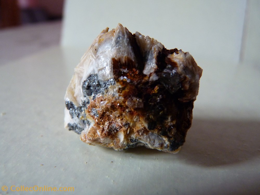 Cérusite sur Barytine et Galène, Maroc, Mibladen mineraux meteorites cerusite sur barytine et galene maroc mibladen