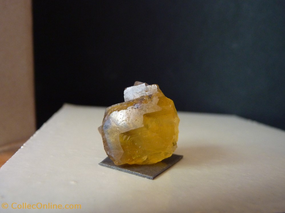 Fluorine jaune, France, Valzergues 2 mineraux meteorites fluorine jaune france valzergues