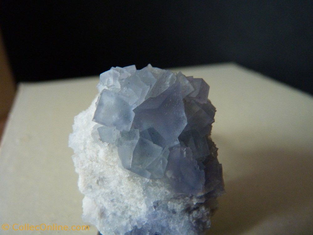 mineraux meteorites fluorite fluorine bleue sur quartz france versilhac