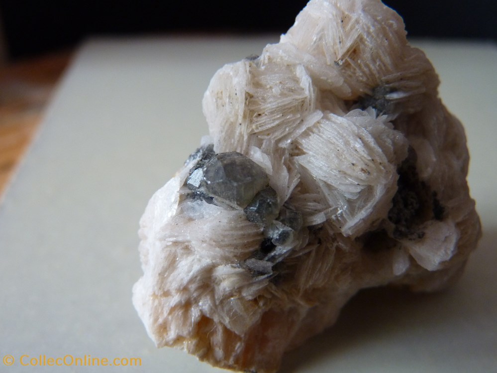 mineraux meteorites cerusite sur barytine et galene maroc mibladen