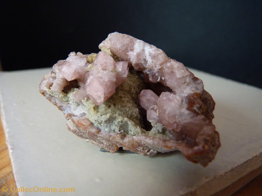 mineraux meteorites geode de quartz rose france sainte affrique