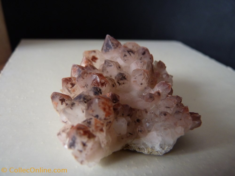 Quartz hématoide, France, Kernivaigne mineraux meteorites quartz hematoide france kernivaigne