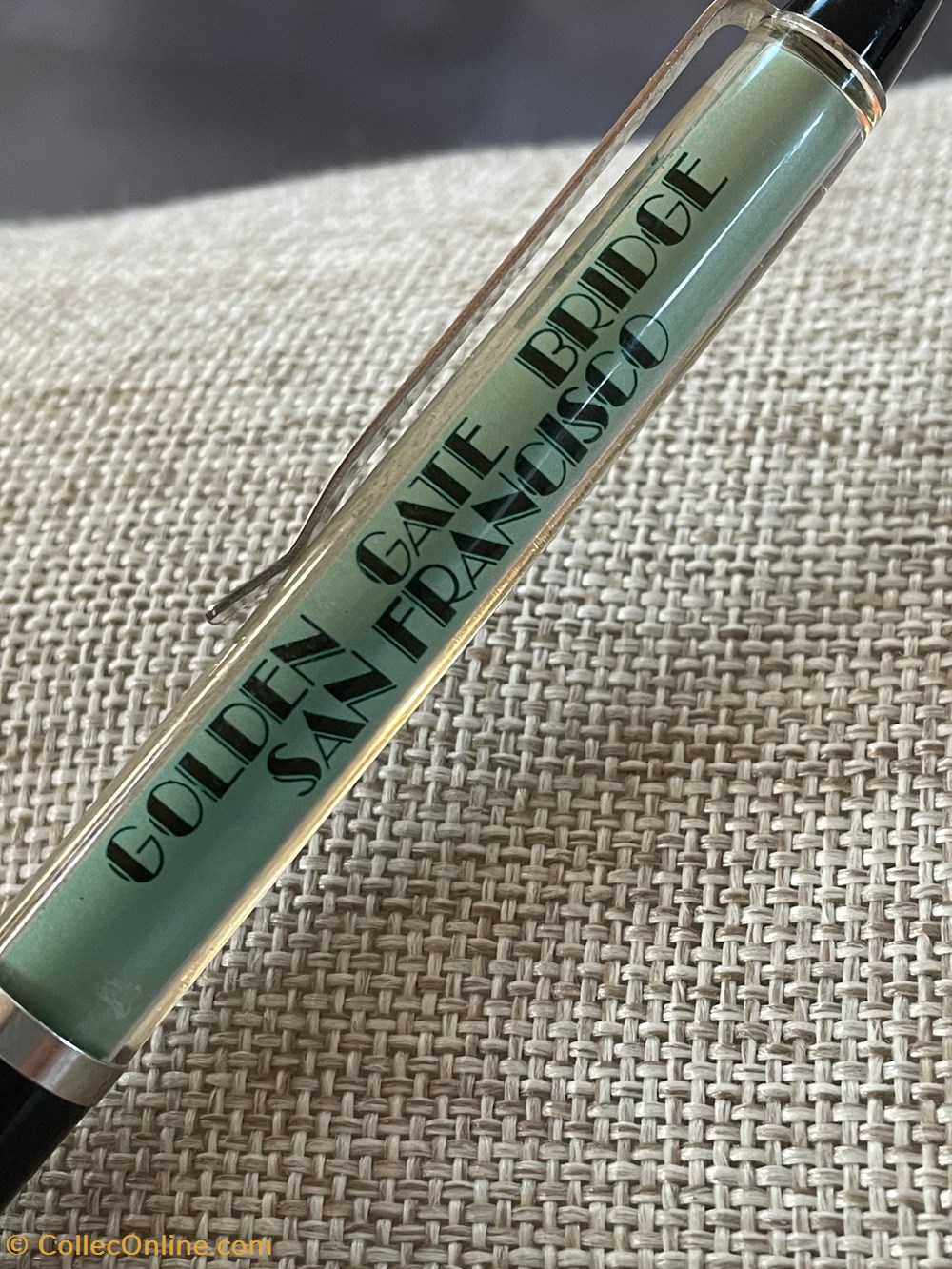 divers objets souvenirs golden gate bridge san francisco