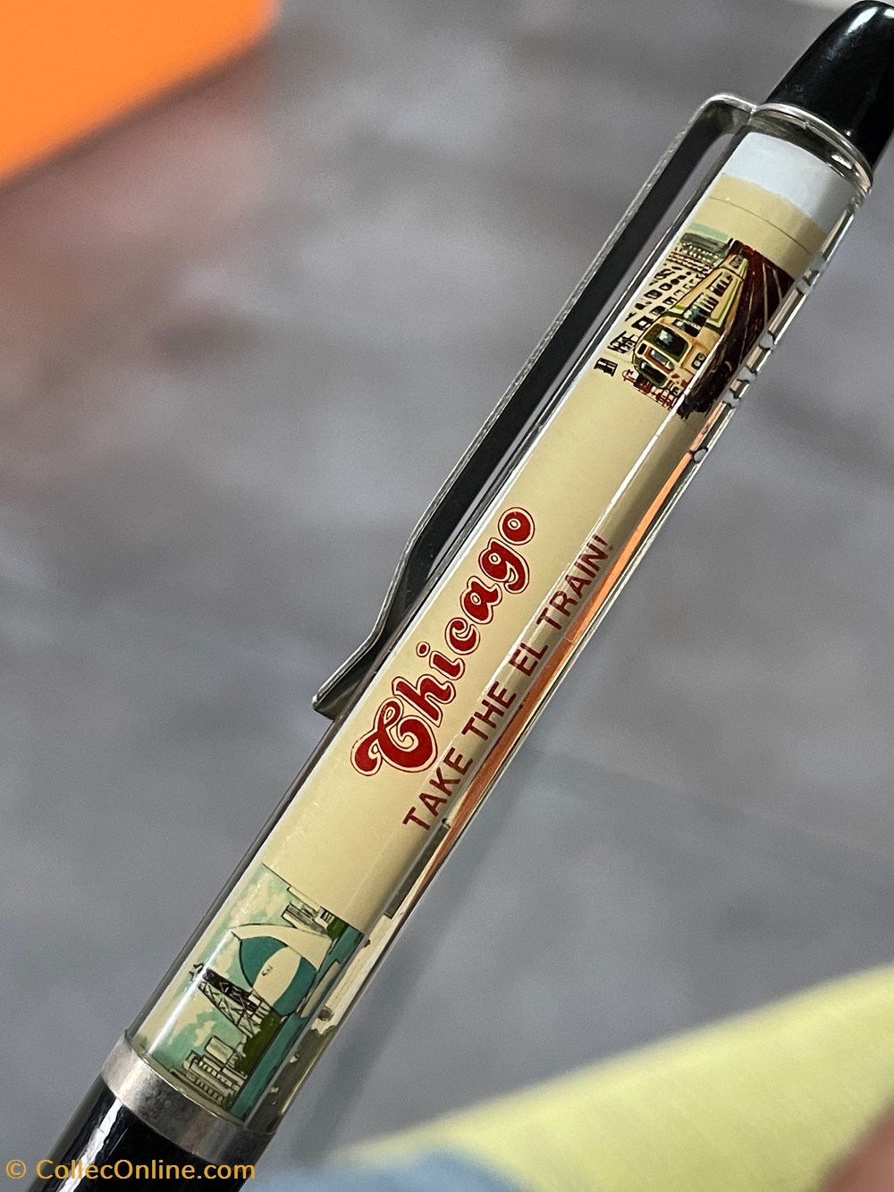 divers objets souvenirs chicago take the el train