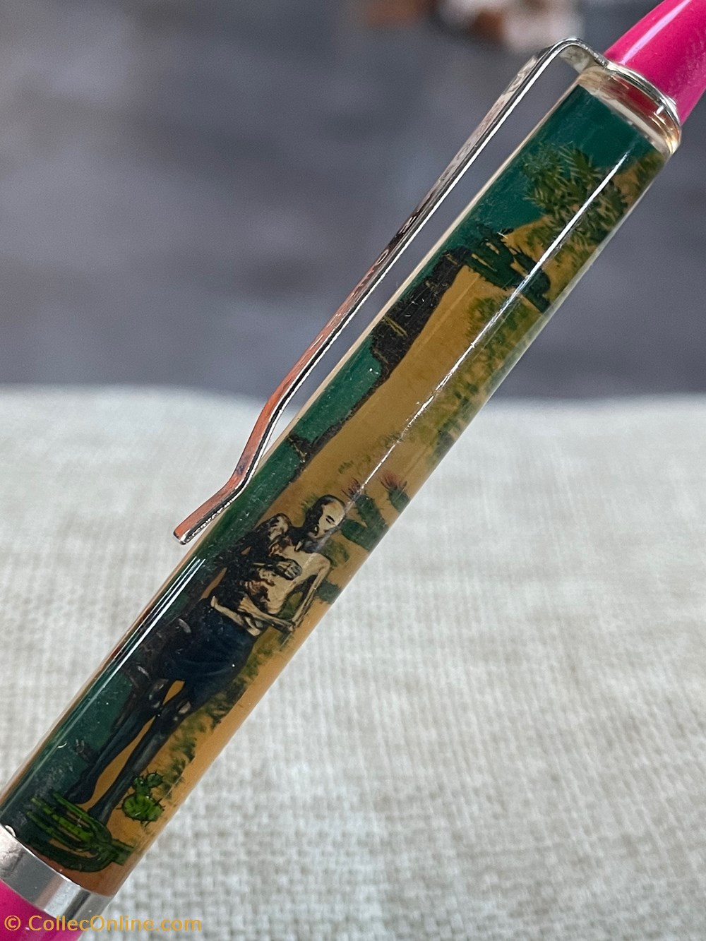 divers objets souvenirs ye old curiosity shop sylvester the desert mummy