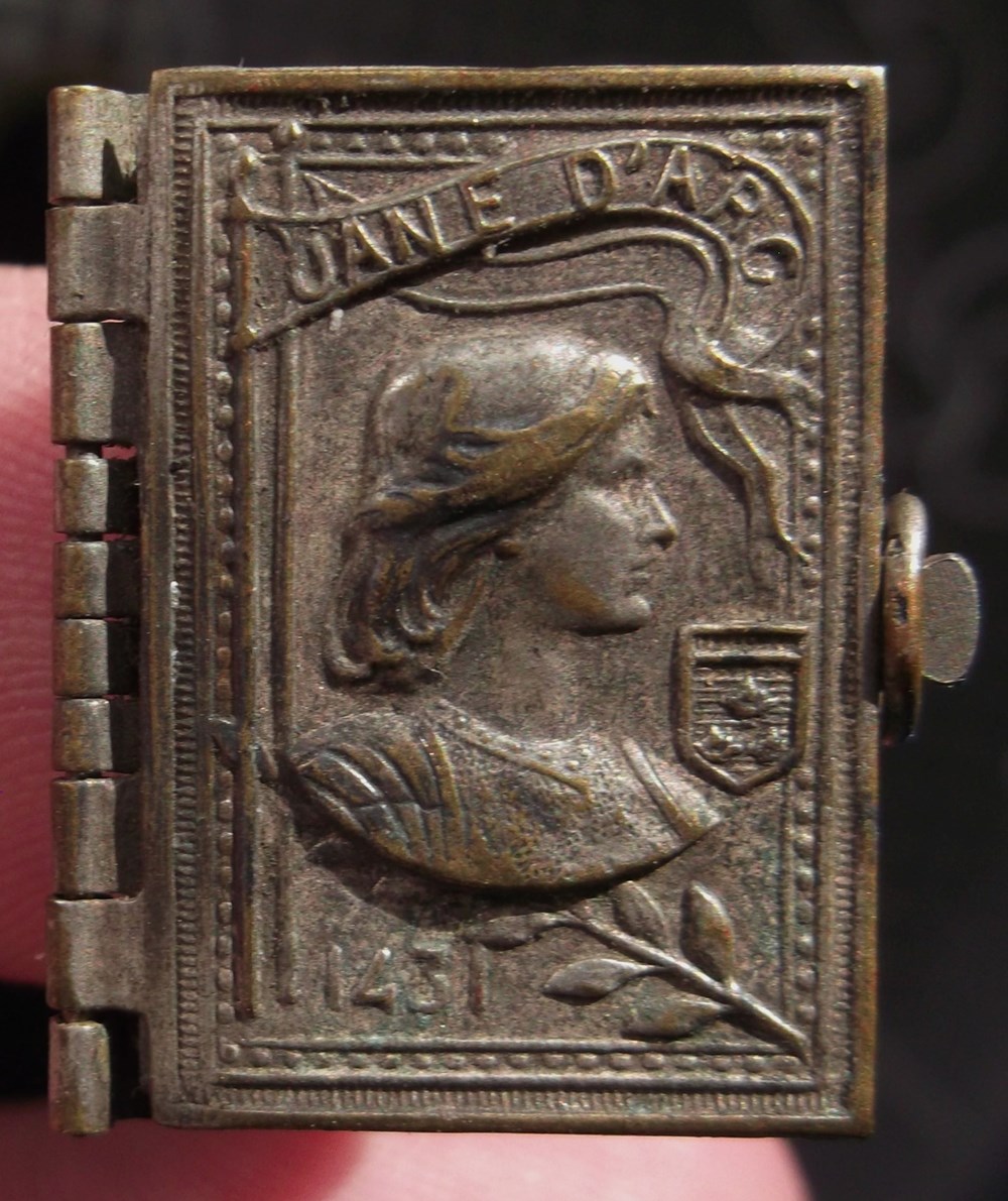 medailles petit livret argent ou metal argente sur la vie de jeanne arc