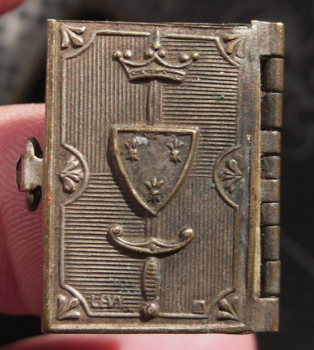 medailles petit livret argent ou metal argente sur la vie de jeanne arc
