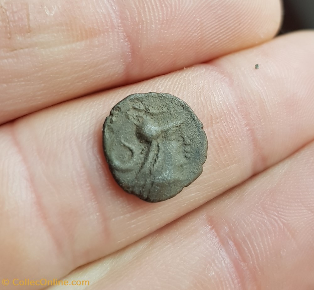 AULERQUES CÉNOMANS ( Regions du Mans) - Denier à la tête casquée à droite et aux carnyx monnaie antique av jc ap gauloise aulerques cenomans regions du mans denier a la tete casquee a droite et aux carnyx