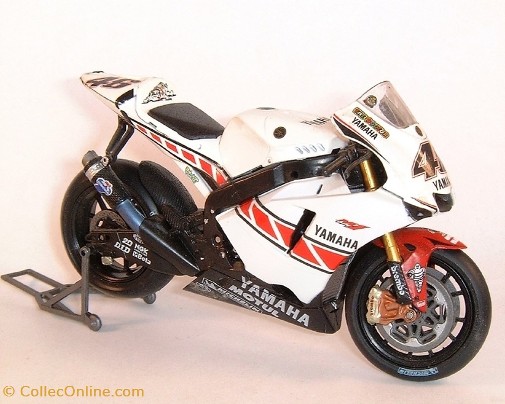 2005 - YZR-M1 - Valentino Rossi modeles reduits motos yamaha 2005 yzr m1 valentino rossi