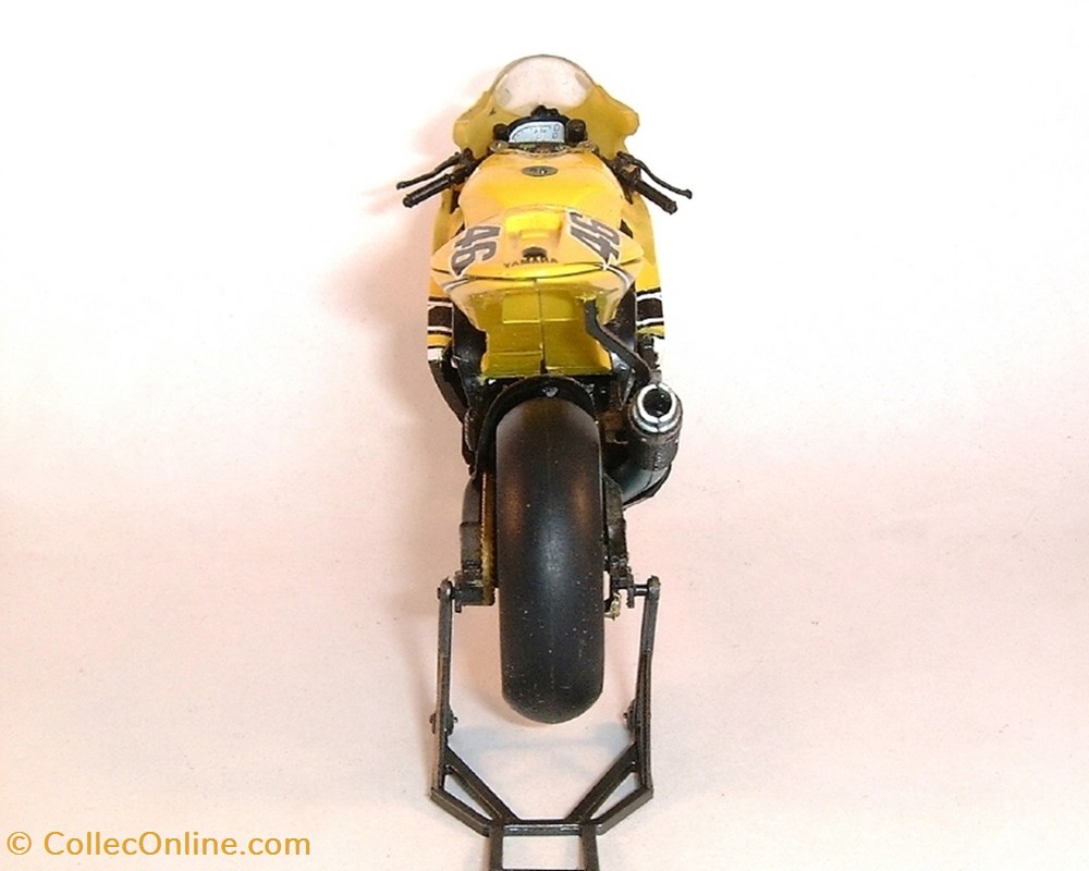 2005 - YZR-M1 - Valentino Rossi 4 modeles reduits motos yamaha 2005 yzr m1 valentino rossi