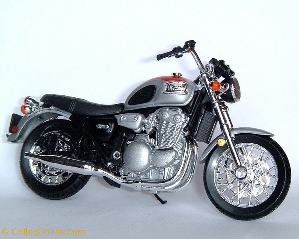 2002 - Thunderbird 900 modele reduit moto triumph 2002 thunderbird 900