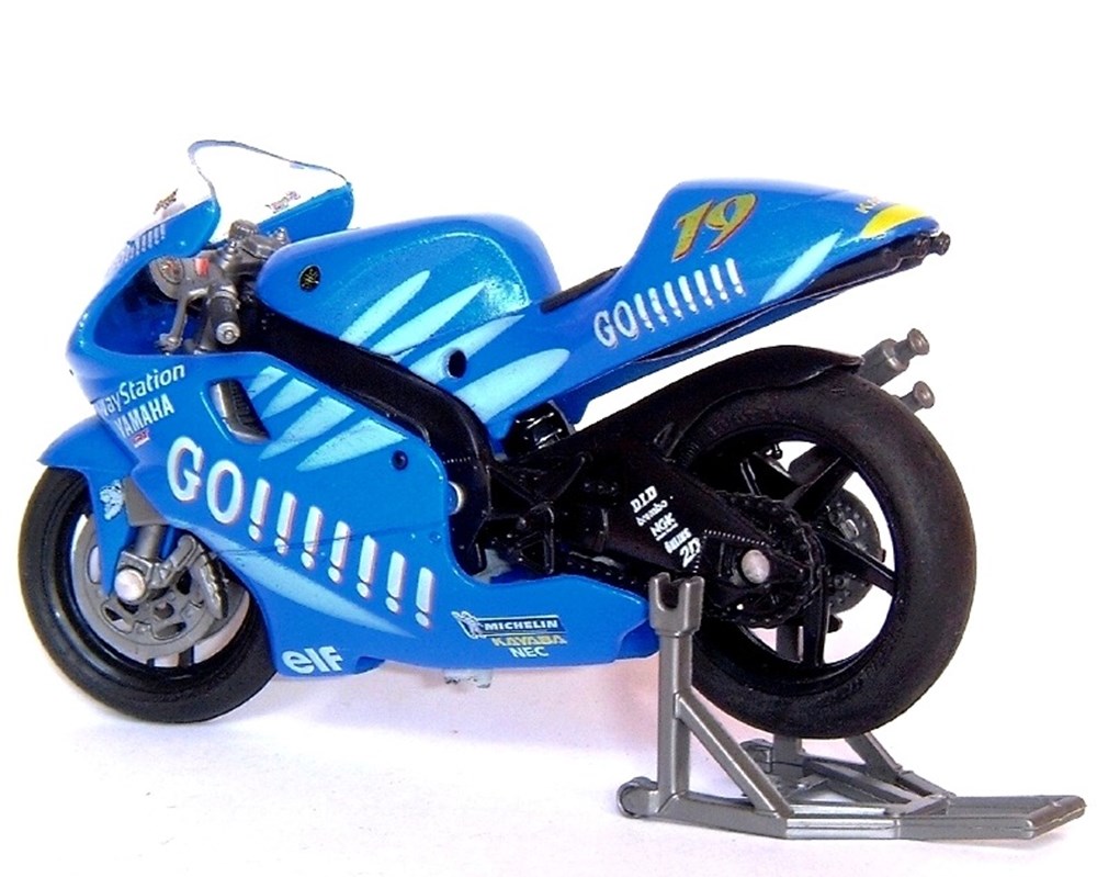 2002 - YZR 500 - Olivier Jacque modeles reduits motos yamaha 2002 yzr 500 olivier jacque