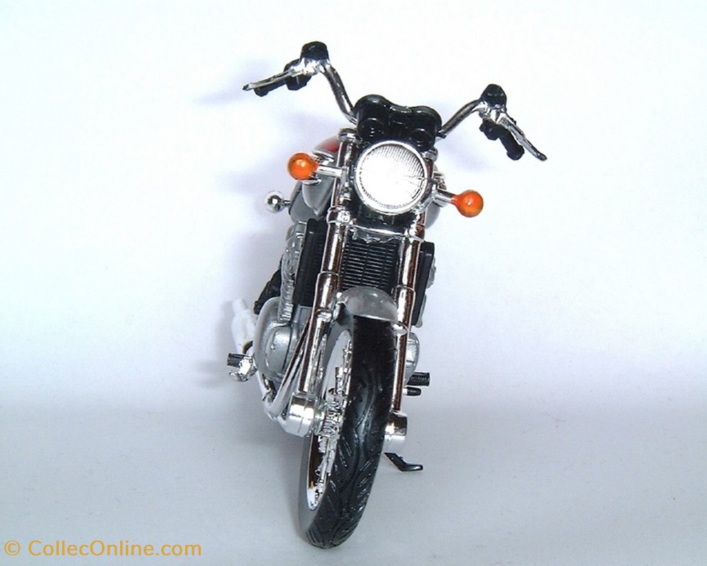 2002 - Thunderbird 900 3 modele reduit moto triumph 2002 thunderbird 900