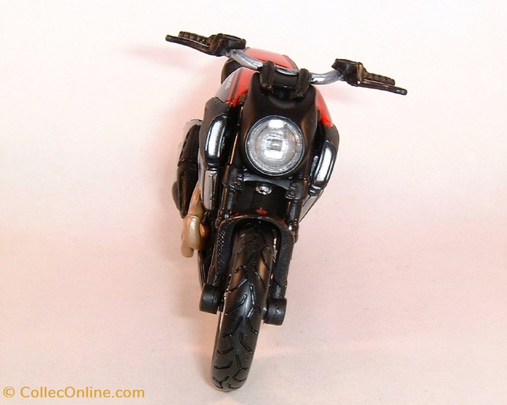modeles reduits motos ducati 2011 diavel 1198 carbon
