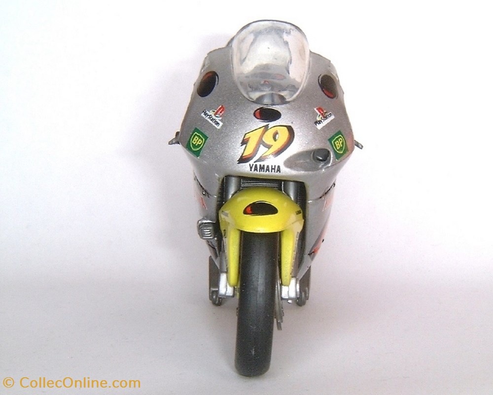 2000 - YZR 250 - Olivier Jacque 3 modeles reduits motos yamaha 2000 yzr 250 olivier jacque