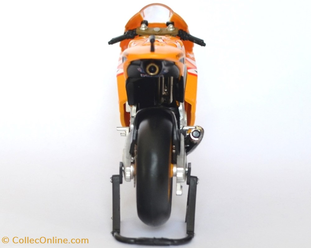 2011 - RC 212 V - Casey Stoner 4 modeles reduits motos honda 2011 rc 212 v casey stoner