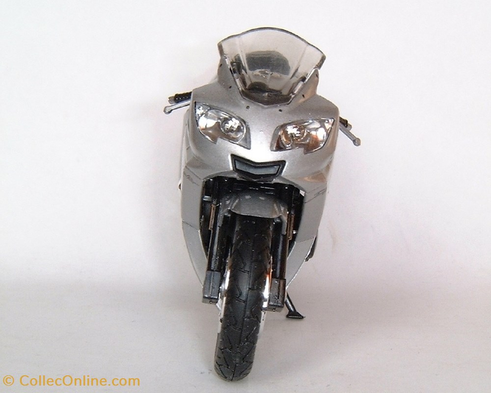modele reduit moto triumph 2005 daytona 600
