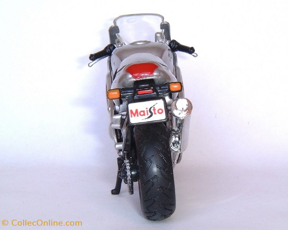 1999 - Daytona 955i 4 modele reduit moto triumph 1999 daytona 955i