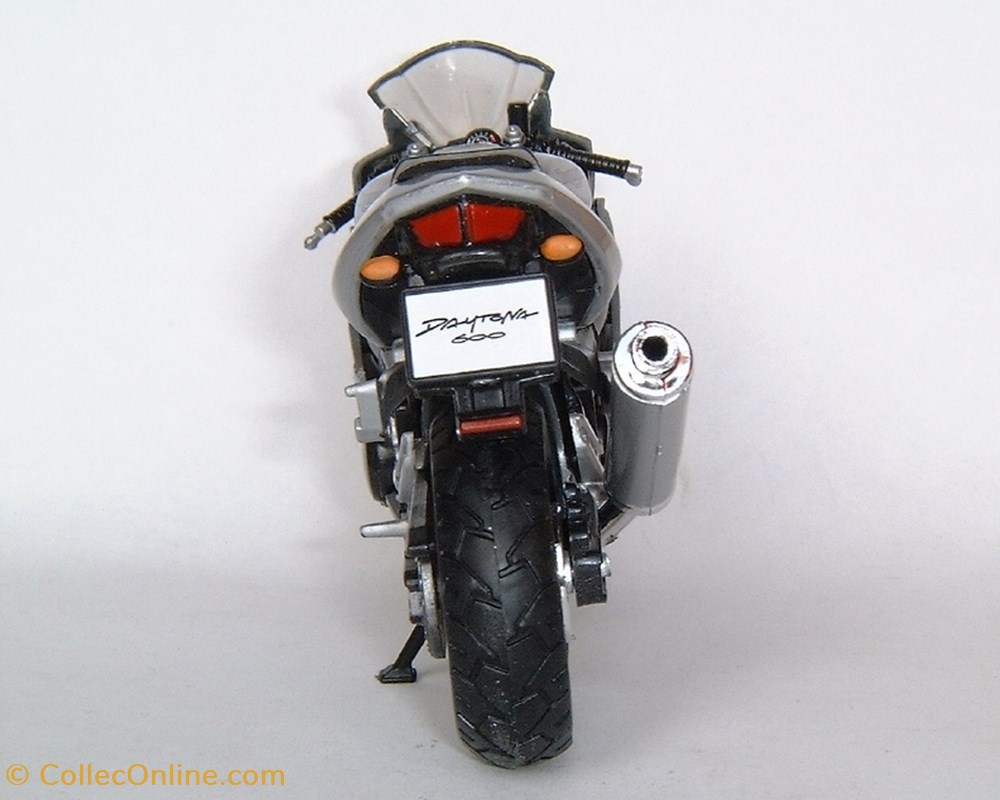 modele reduit moto triumph 2005 daytona 600