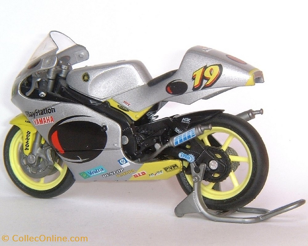 2000 - YZR 250 - Olivier Jacque 2 modeles reduits motos yamaha 2000 yzr 250 olivier jacque