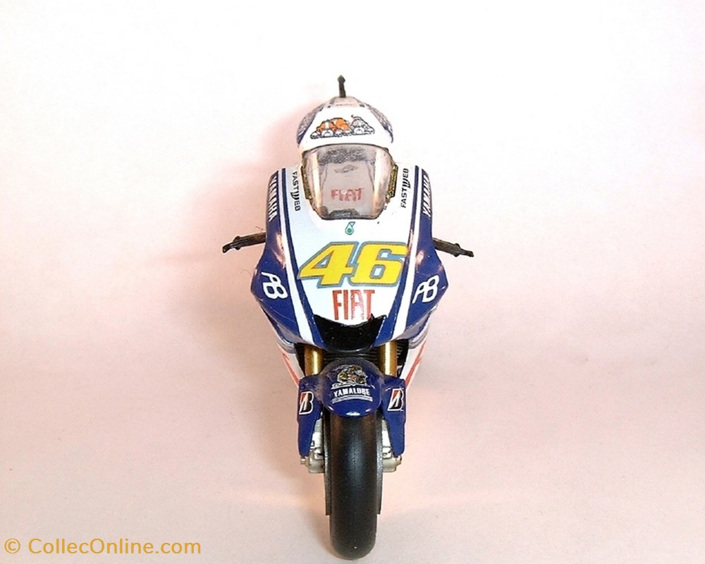 2010 - YZR-M1 - Valentino Rossi 3 modeles reduits motos yamaha 2010 yzr m1 valentino rossi