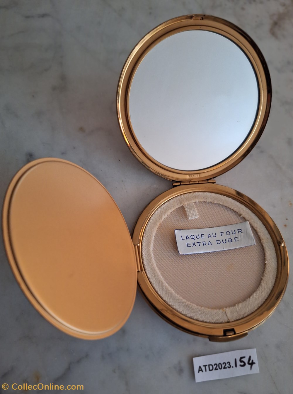 ATD2023.154 Poudrier rond façon écaille de tortue cerclé d’une résille dorée parfums beaute poudriers atd2023 154 poudrier rond facon ecaille de tortue cercle d une resille doree