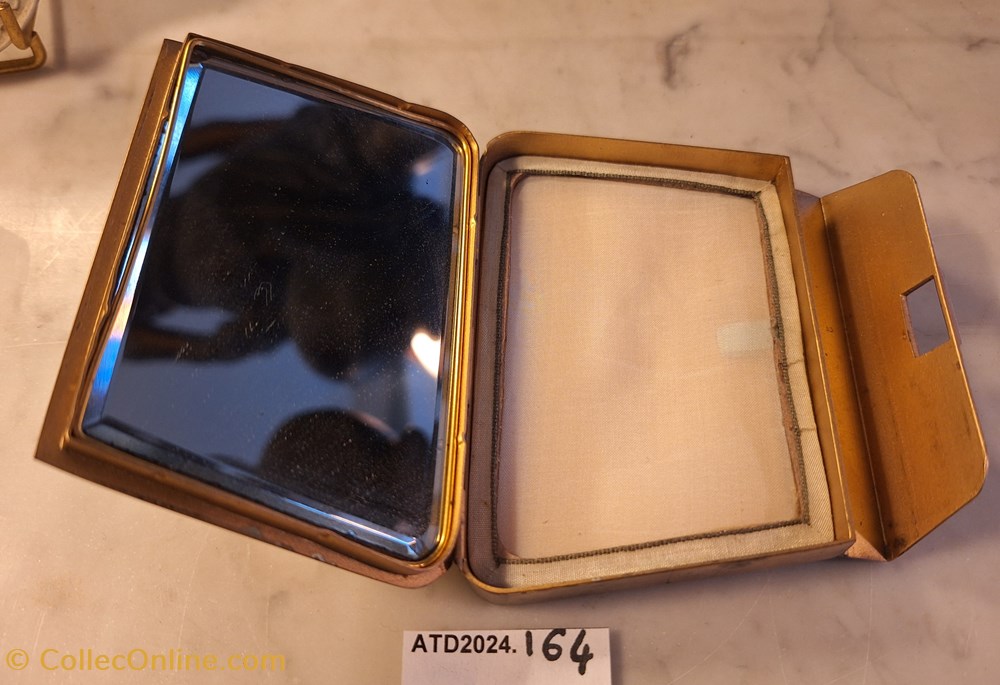 ATD2024.164 Poudrier au décor géométrique en forme de pochette 2 parfums beaute poudriers atd2024 164 poudrier au decor geometrique en forme de pochette