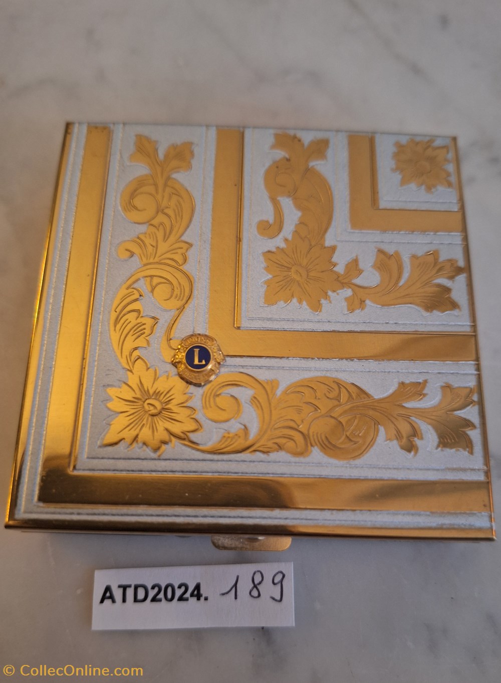 ATD2024.189 Poudrier carré à feuillage doré Zell, Fifth Avenue, Lion’s parfums beaute poudriers atd2024 189 poudrier carre a feuillage dore zell fifth avenue lion s
