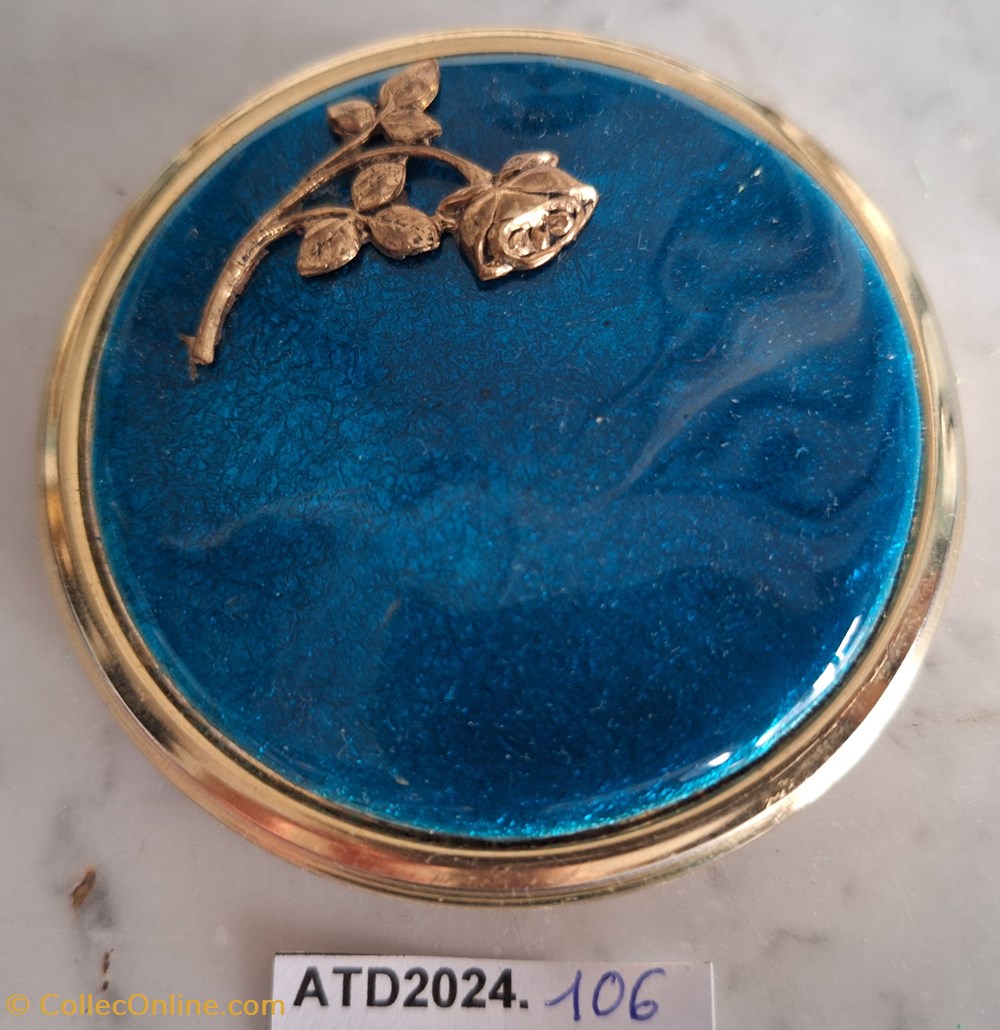 ATD2024.106 Poudrier rond doré émaillé en bleu à la rose dorée parfums beaute poudriers atd2024 106 poudrier rond dore emaille en bleu a la rose doree