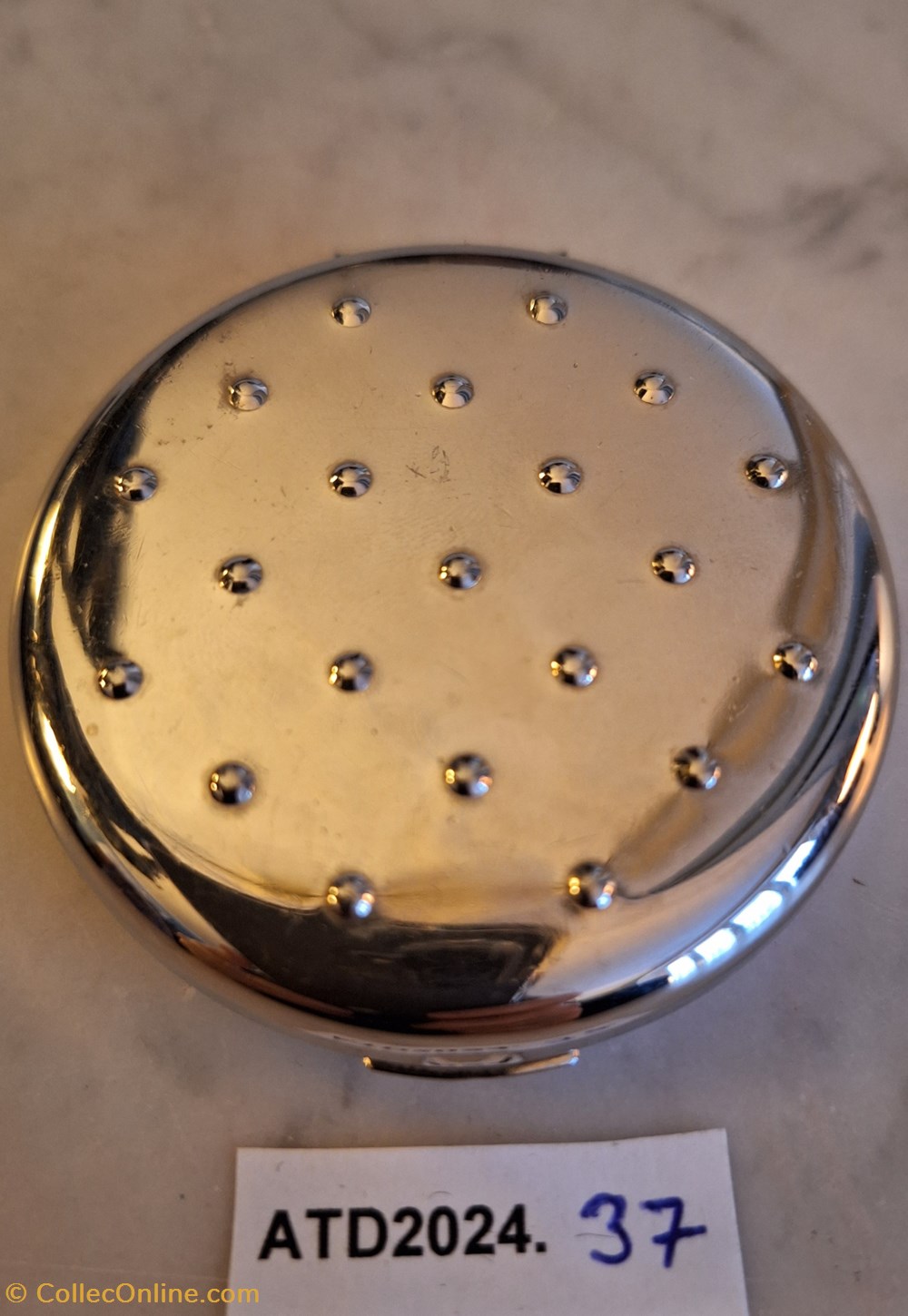 ATD2024.37 Poudrier rond argenté à pois Caron parfums beaute poudriers atd2024 37 poudrier rond argente a pois caron