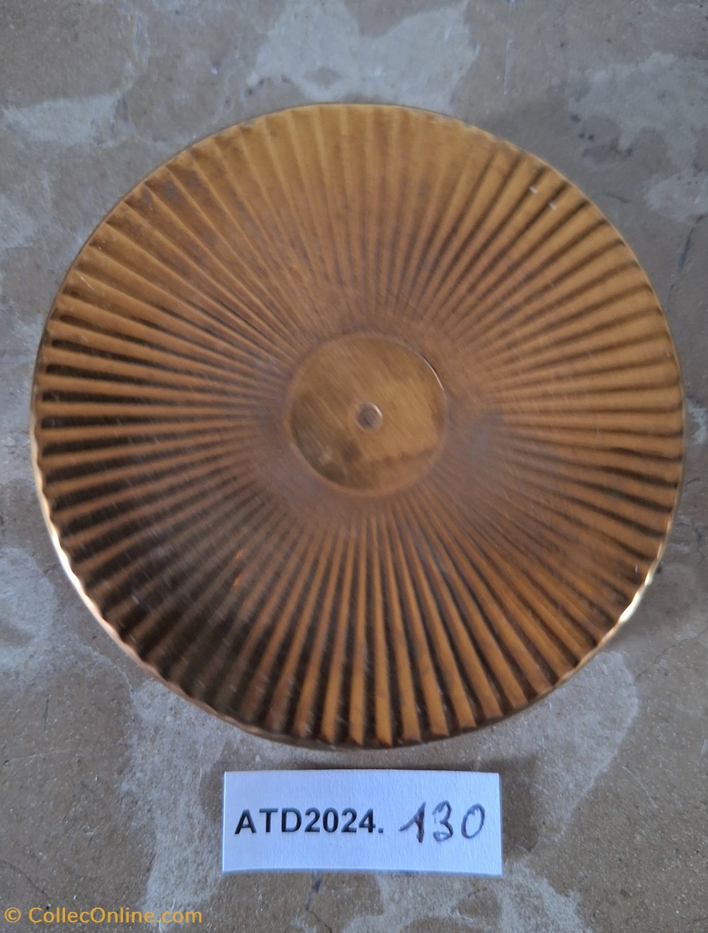 ATD2024.130 Poudrier rond doré à cabochon bleu 3 parfums beaute poudriers atd2024 130 poudrier rond dore a cabochon bleu