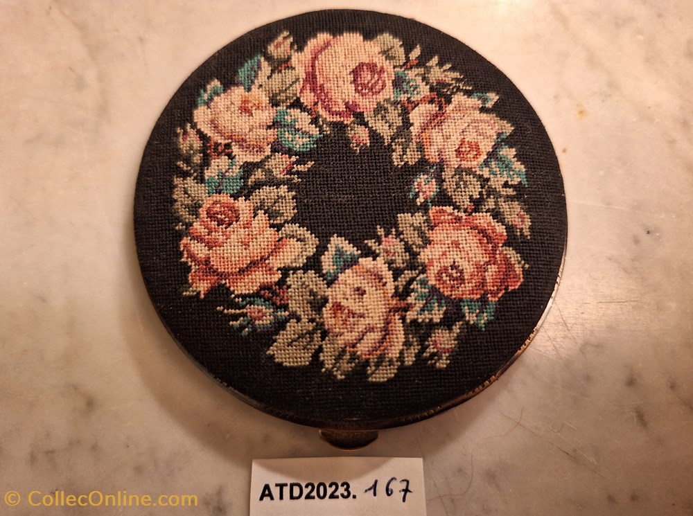 ATD2023.167 Poudrier rond à la couronne de roses au petit point parfums beaute poudriers atd2023 167 poudrier rond a la couronne de roses au petit point