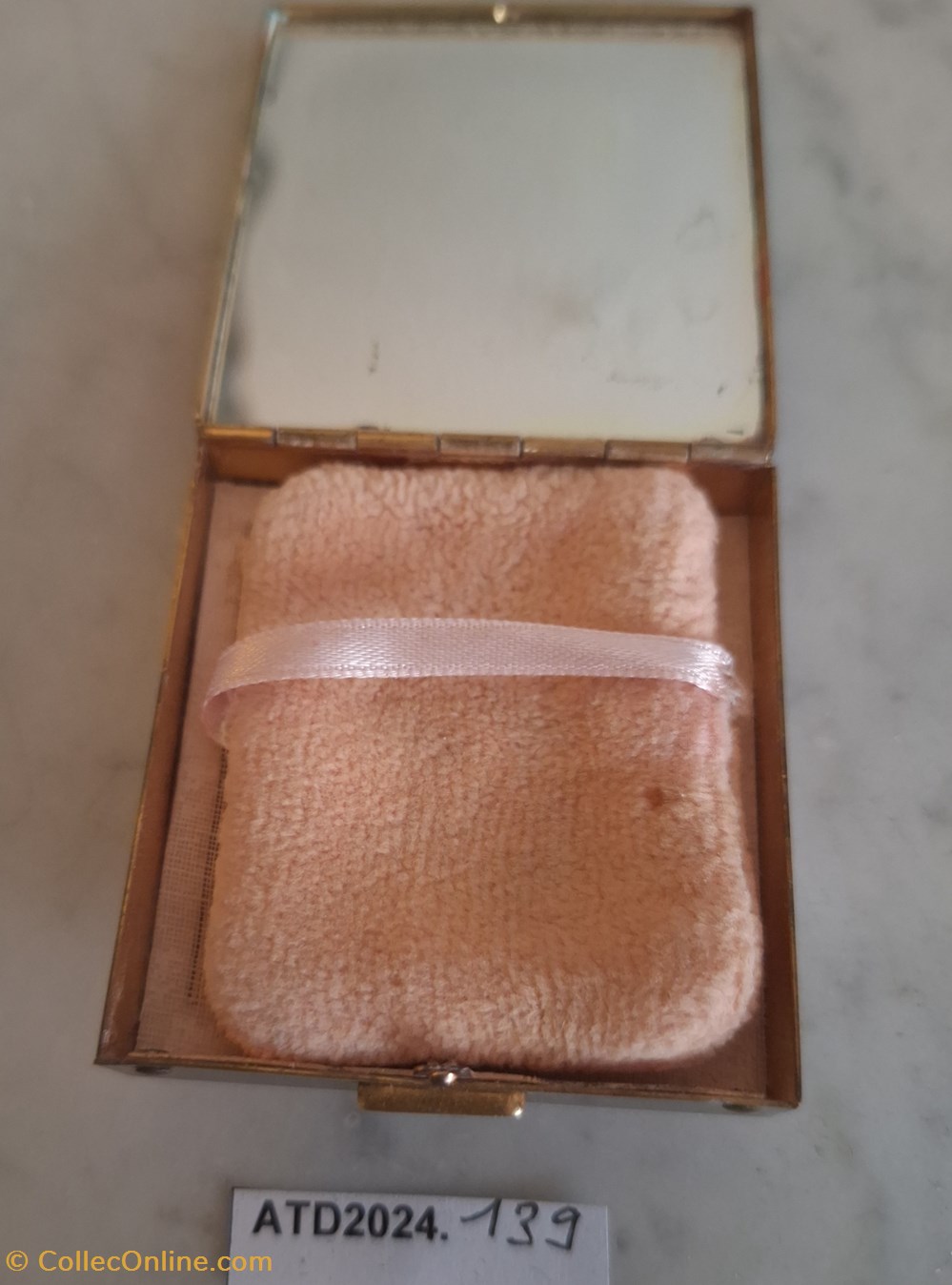 parfums beaute poudriers atd2024 139 poudrier bleu et or majestic