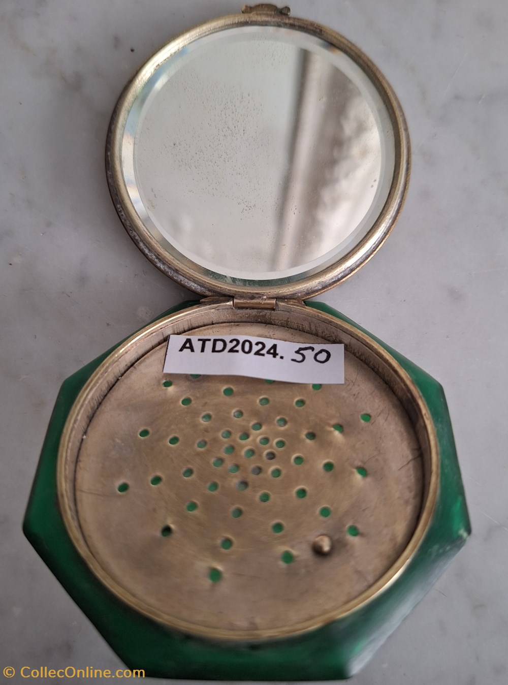 parfums beaute poudriers atd2024 50 poudrier marquise art deco a l eventail en plumes d autruche jaune