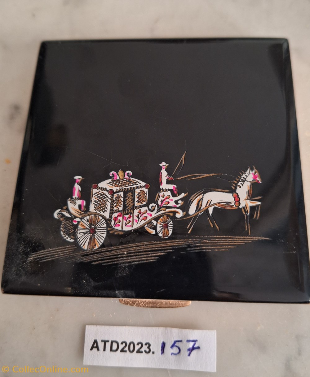 ATD2023.157 Poudrier au carrosse laqué noir parfums beaute poudriers atd2023 157 poudrier au carrosse laque noir