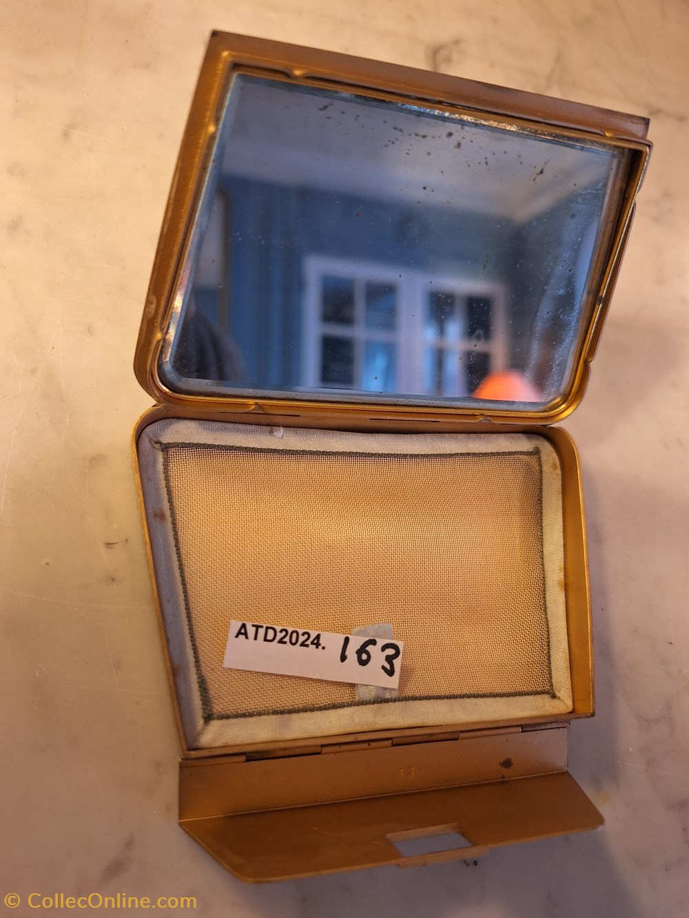 parfums beaute poudriers atd2024 163 poudrier au cerf bramant en forme de pochette