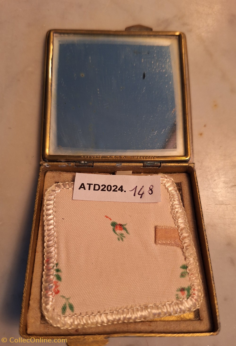 parfums beaute poudriers atd2024 148 poudrier monette art deco bleu fonce et or a rayures verticales