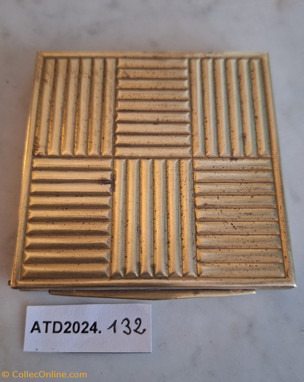 ATD2024.132 Poudrier carré doré décoré de godrons géométriques parfums beaute poudriers atd2024 132 poudrier carre dore decore de godrons geometriques