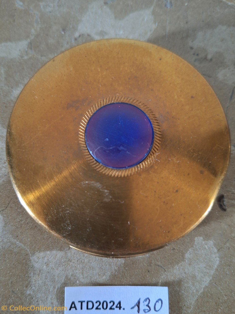 ATD2024.130 Poudrier rond doré à cabochon bleu parfums beaute poudriers atd2024 130 poudrier rond dore a cabochon bleu