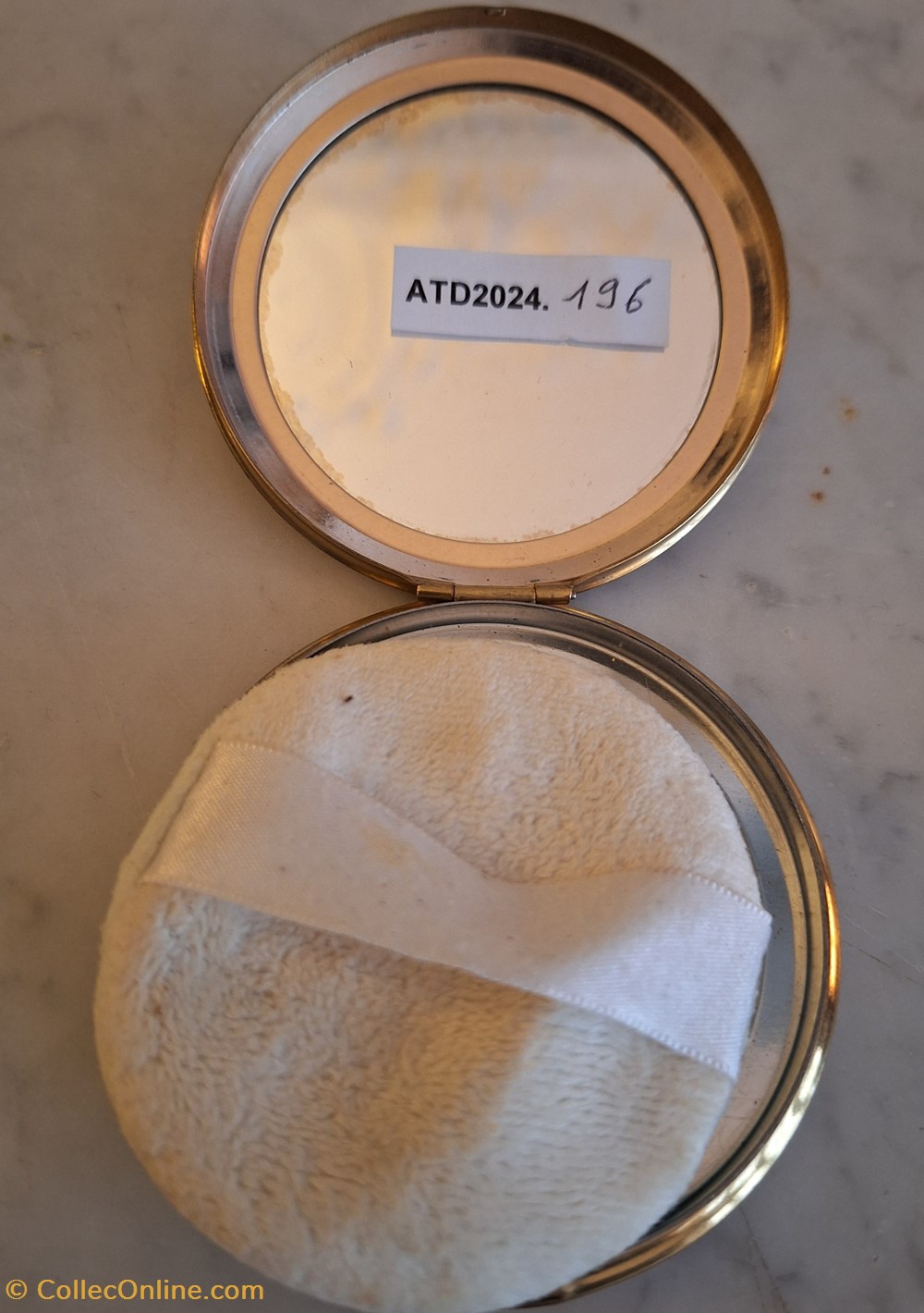 ATD2024.196 Poudrier rond aux voitures anciennes 2 parfums beaute poudriers atd2024 196 poudrier rond aux voitures anciennes